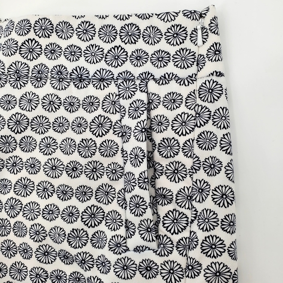 J.Crew Factory Women's Black White Floral Print Casual Stretch Shorts - Picture 2 of 8